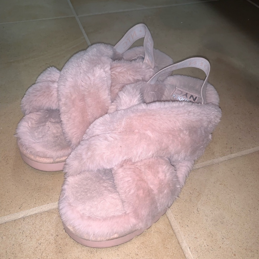 Womens Fuzzy Slippers - Picture 2 of 4